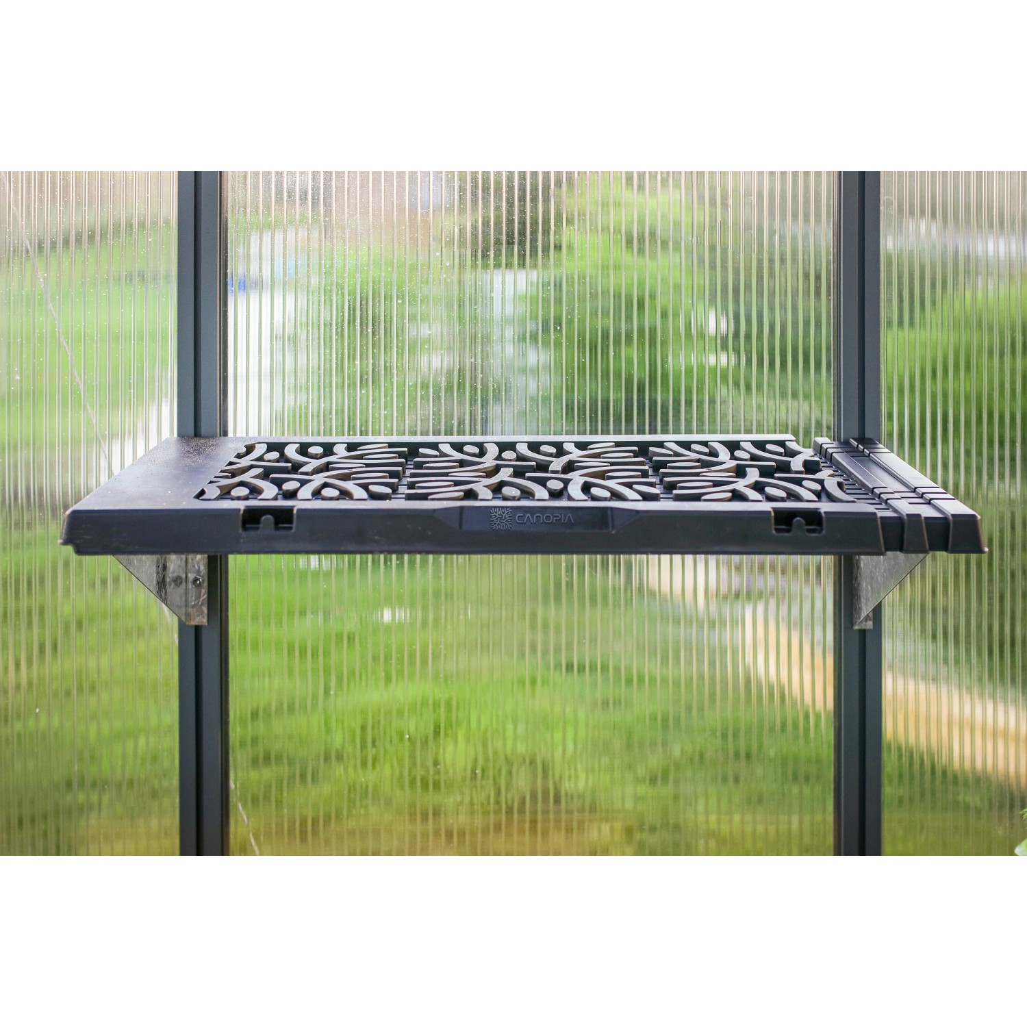 Palram Canopia Gewächshaus Regalset, 3er Set aus Kunststoff, montiert im Gewächshaus.