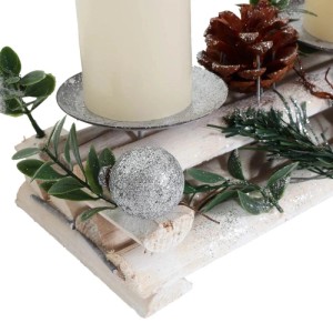 Silbernes Adventsgesteck mit Kerzen, Kugeln und Tannenzapfen als Weihnachtsdekoration.