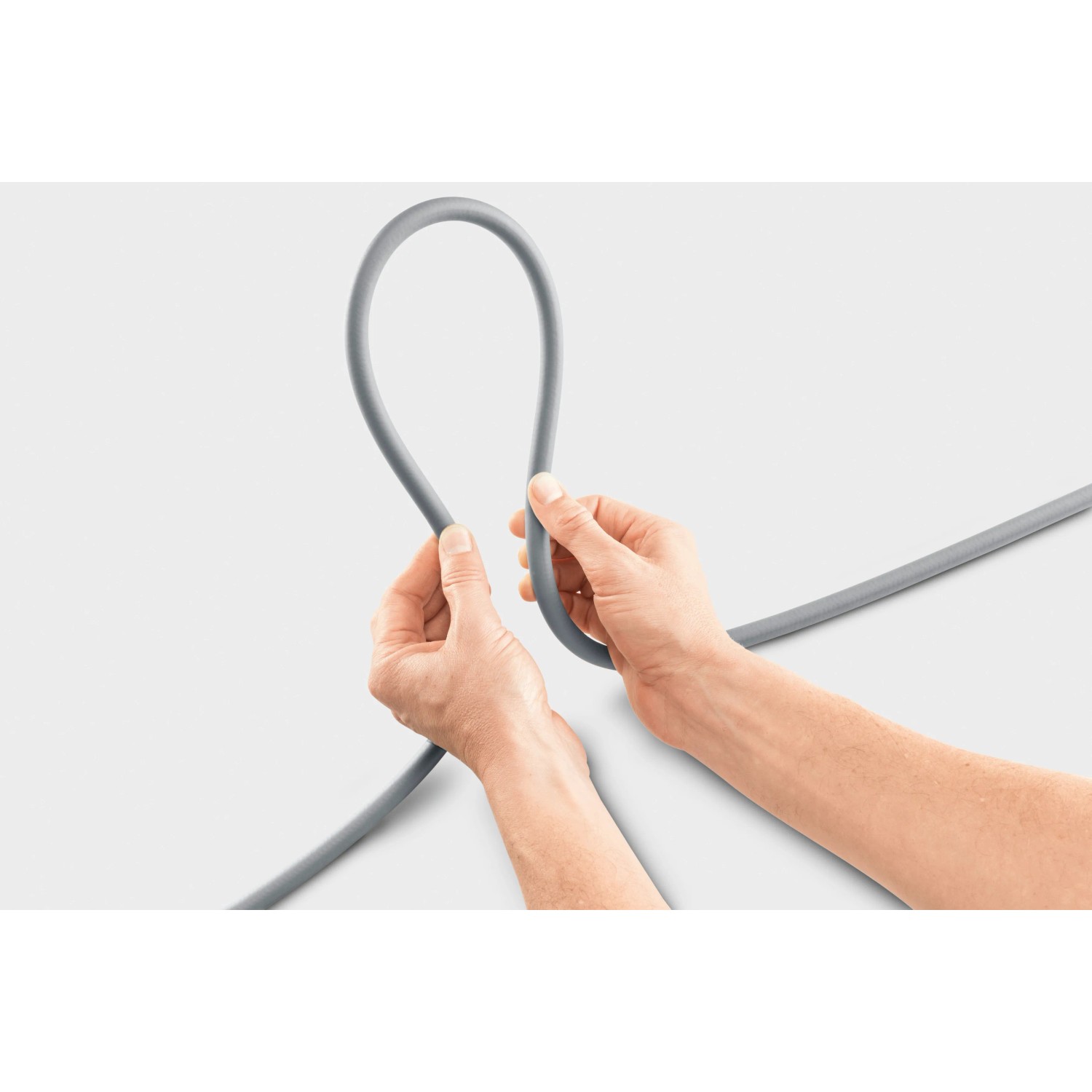 Flexibler PremiumFlex-Schlauch für Kärcher Hochdruckreiniger, wird von Händen gehalten.