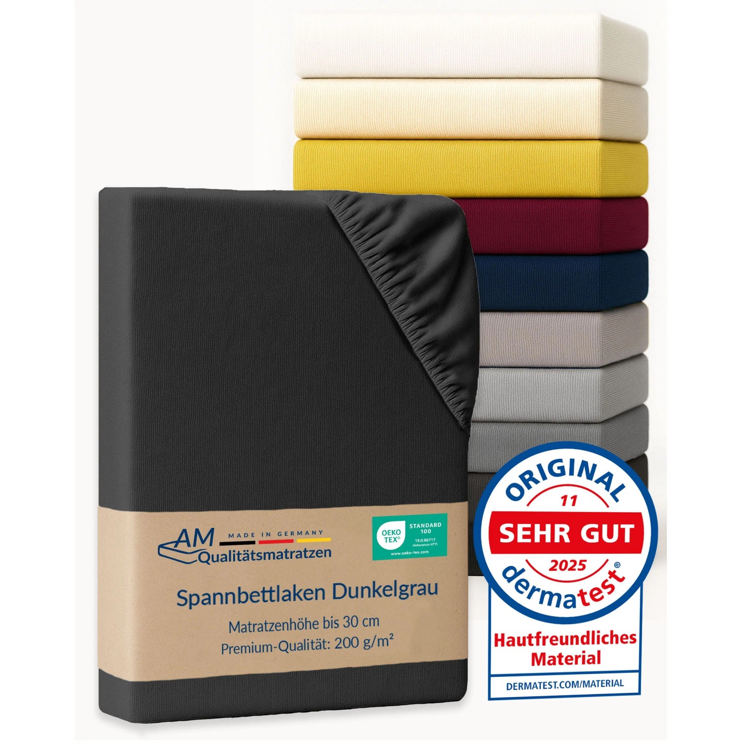 Dunkelgraues Jersey Spannbettlaken aus Baumwolle, gefaltet, mit elastischem Rand. Im Hintergrund Stapel bunter Bettlaken. Made in Germany.