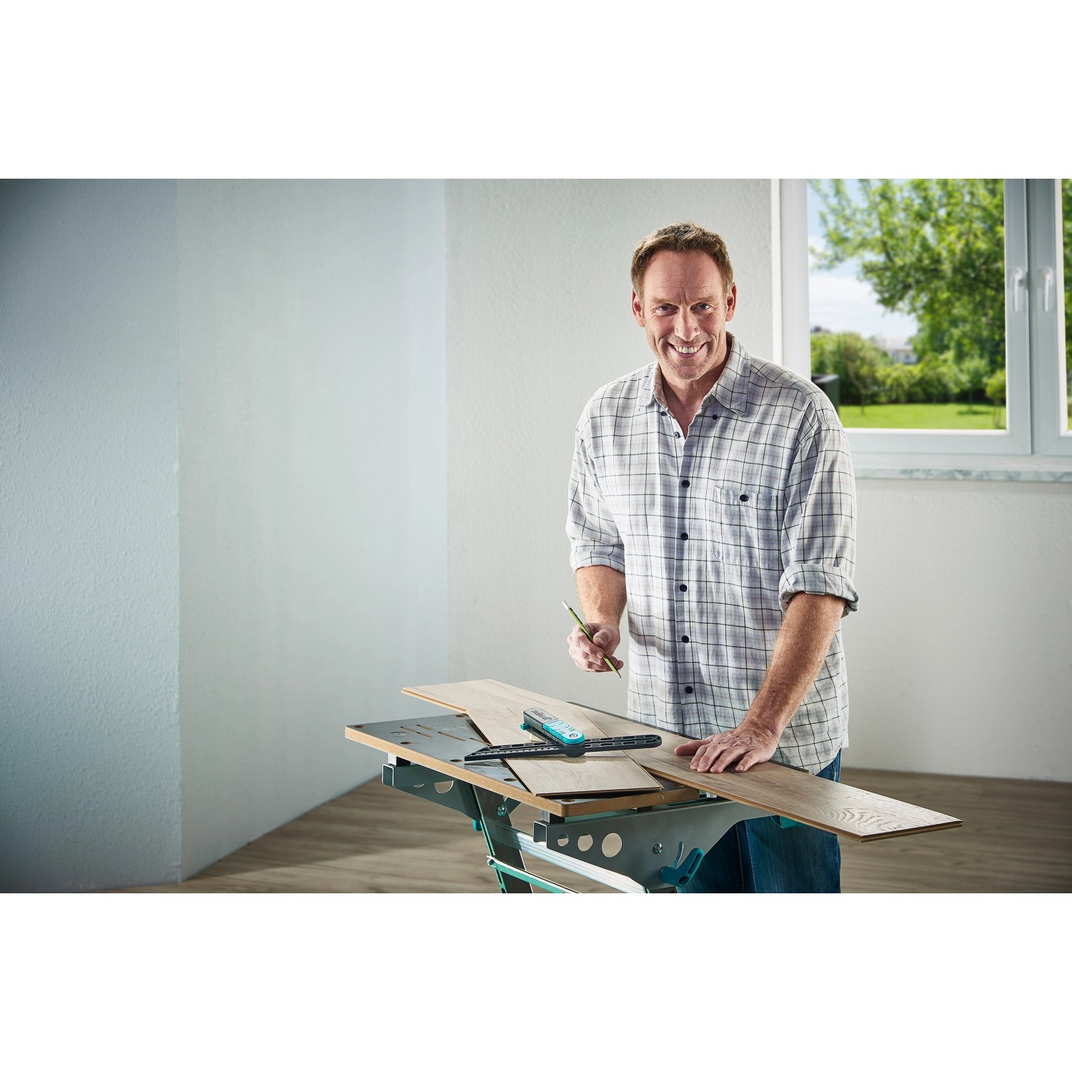 Wolfcraft Winkelschmiege mit Streichmaßfunktion im Einsatz beim Laminat verlegen.