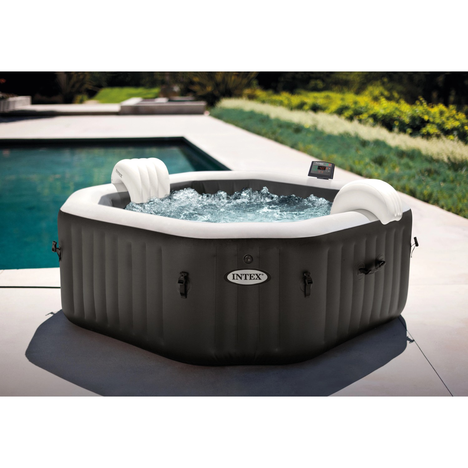 Intex PureSpa Octagon Whirlpool mit Salzwassersystem, grau, mit Kopfstützen und Bedienfeld.