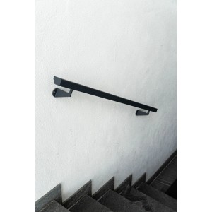 Modernes Aluminium Handlaufset Anthrazit, 1200 mm, an weißer Wand über Treppe. Ergonomisches Geländer für sicheren Halt.