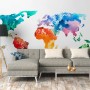 Fototapete Weltkarte bunt (3,50x2,55m) im Wohnzimmer. Dekorative Wandgestaltung mit Aquarell-Optik.