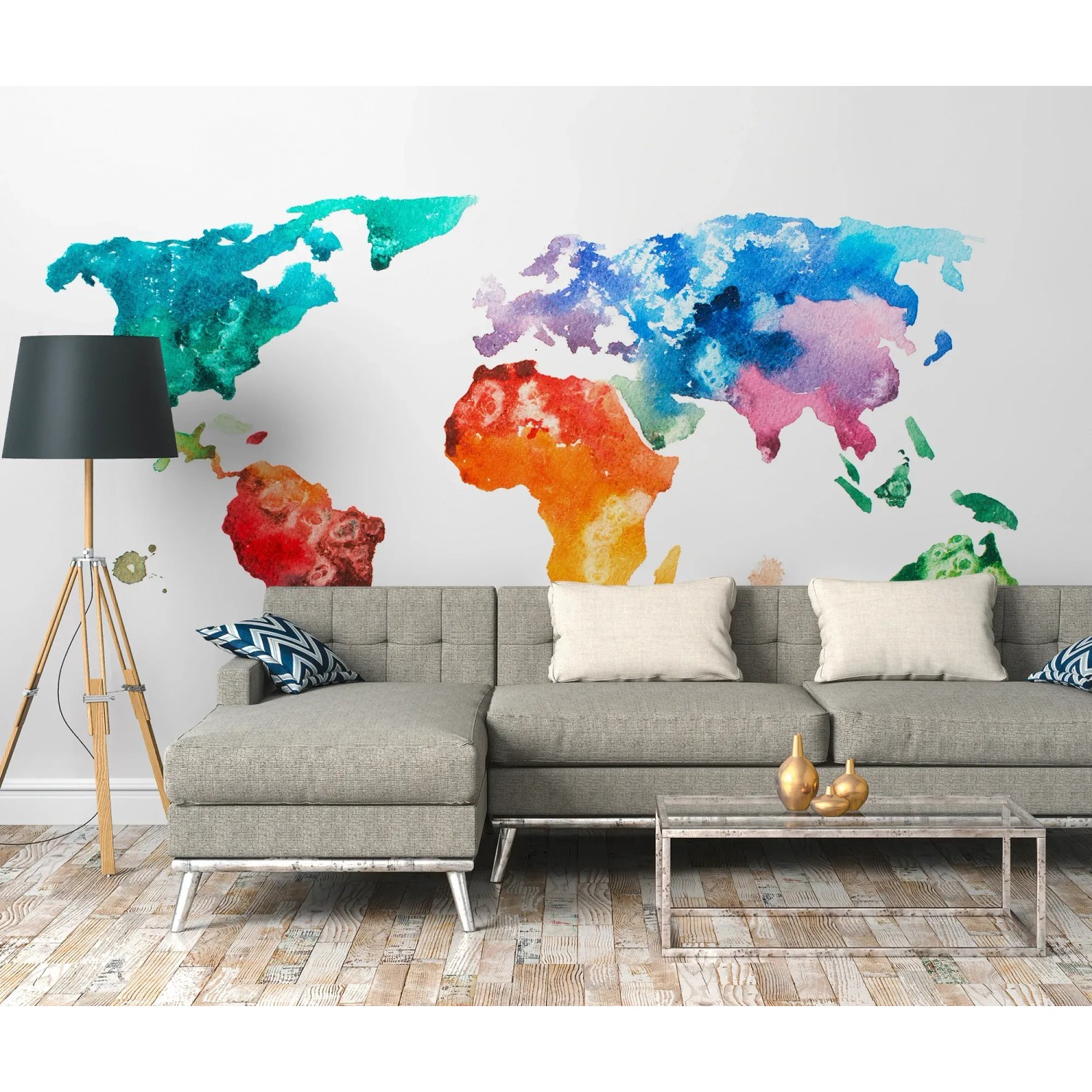 Fototapete Weltkarte bunt (3,50x2,55m) im Wohnzimmer. Dekorative Wandgestaltung mit Aquarell-Optik.
