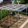 Anwendung von Polyesterwellbahn 76/18 Natur als transparente Bedachung im Garten.