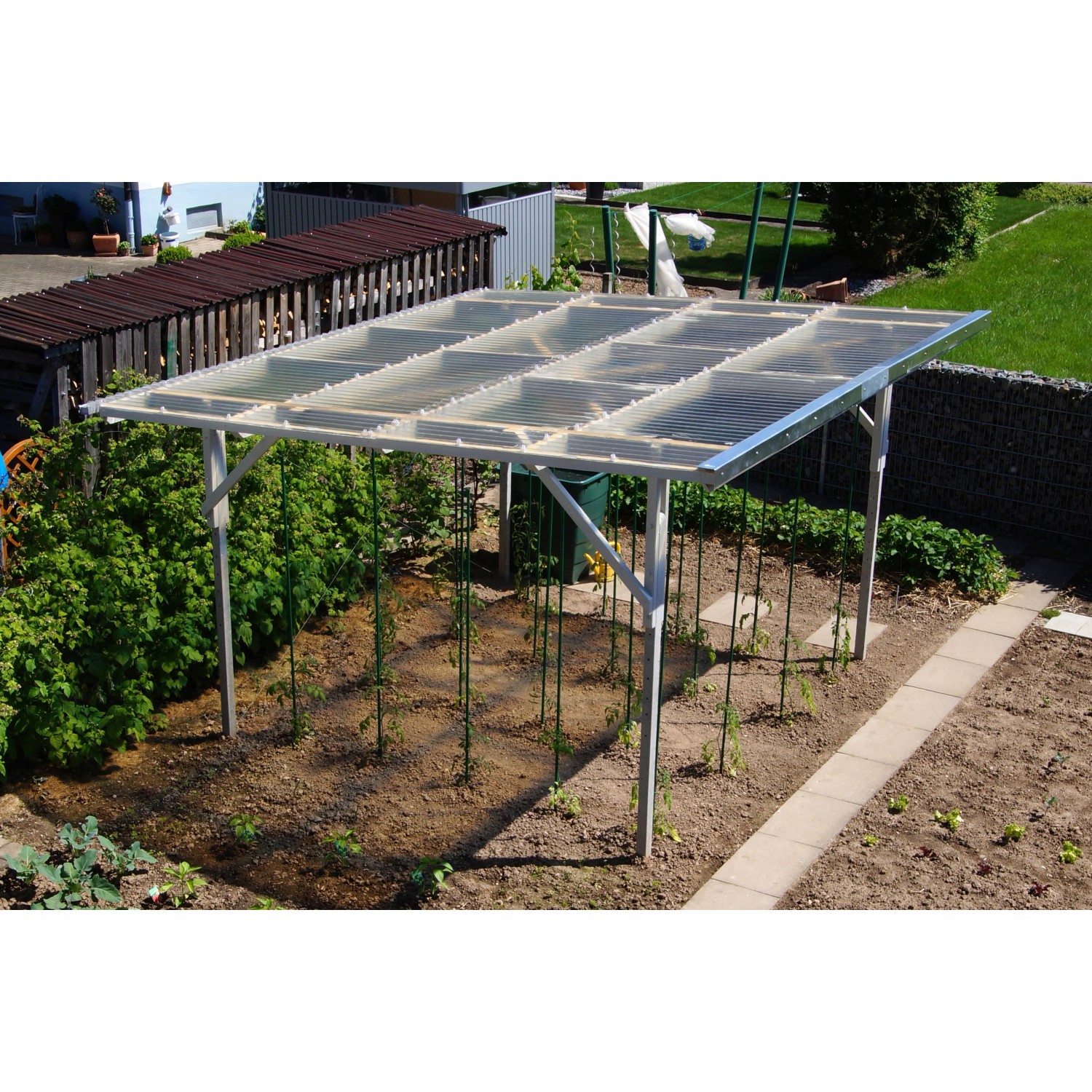 Anwendung von Polyesterwellbahn 76/18 Natur als transparente Bedachung im Garten.