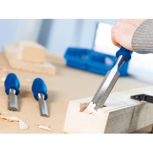 LUX Stechbeitel Classic 20 mm im Einsatz beim Ausstemmen von Holz.