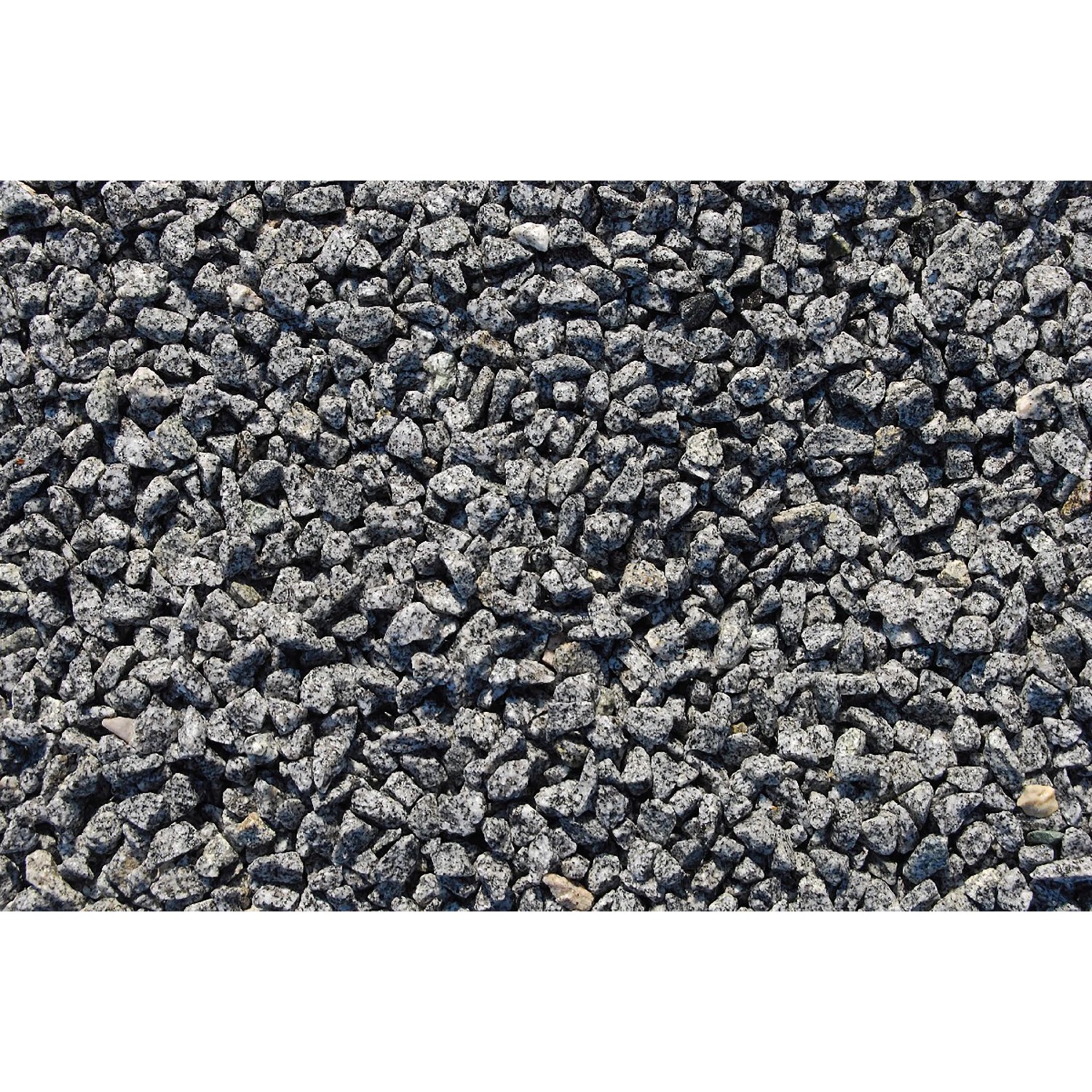 Granitsplitt Salz-Pfeffer, 8-12 mm, als Zierkies für Garten und Landschaft.