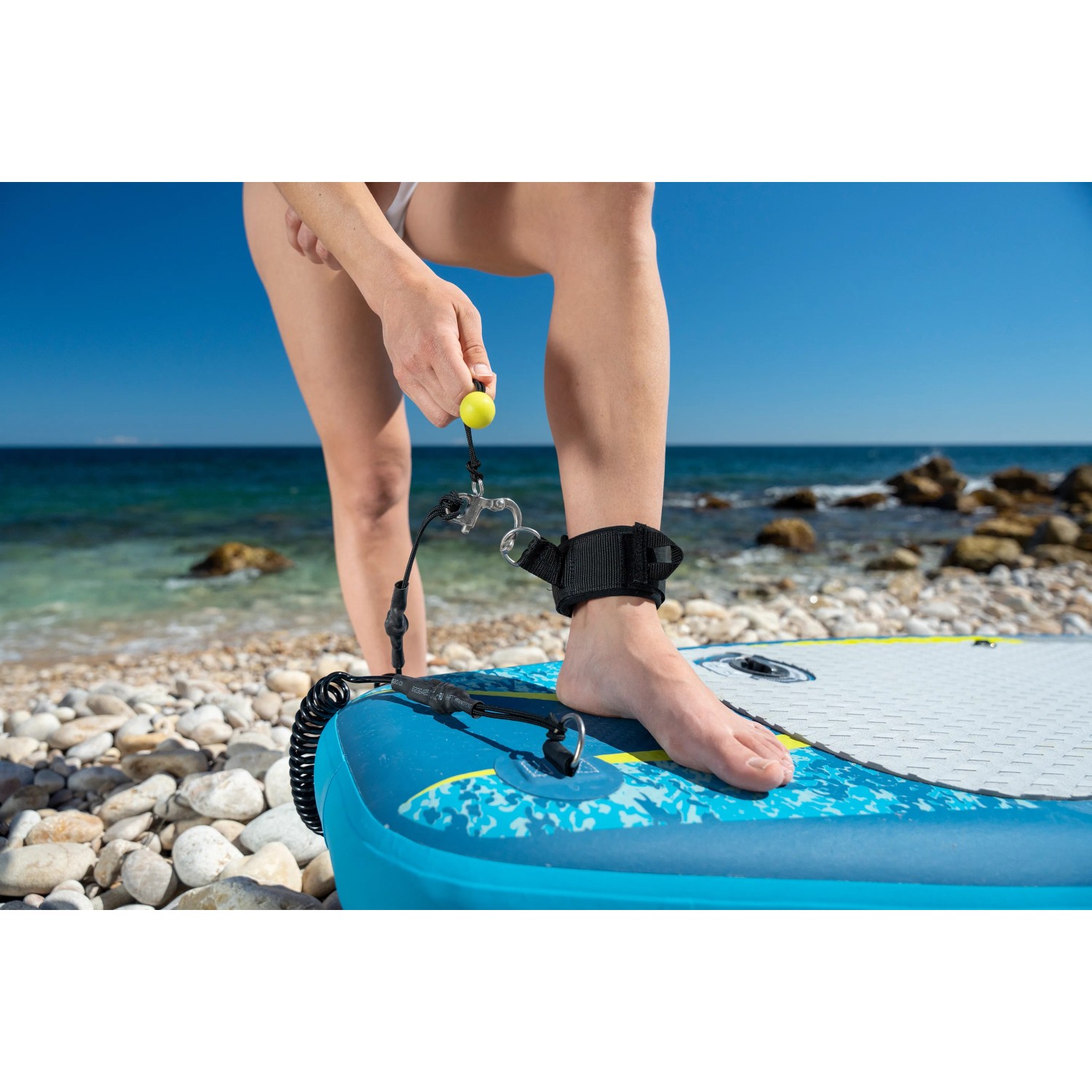 Bestway SUP Board Aqua Journey: Fuß mit Sicherheitsleine am Stand Up Paddle Board befestigt.
