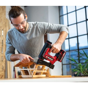 Einhell Akku-Nagler TE-CN 18/32 Li im Einsatz beim Heimwerken. Akkugerät in rot/schwarz.
