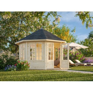 Unbehandelter Palmako Holz-Pavillon Veronica 7 im Garten mit geöffneten Türen und Fenstern.