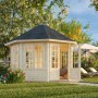 Unbehandelter Palmako Holz-Pavillon Veronica 7 im Garten mit geöffneten Türen und Fenstern.