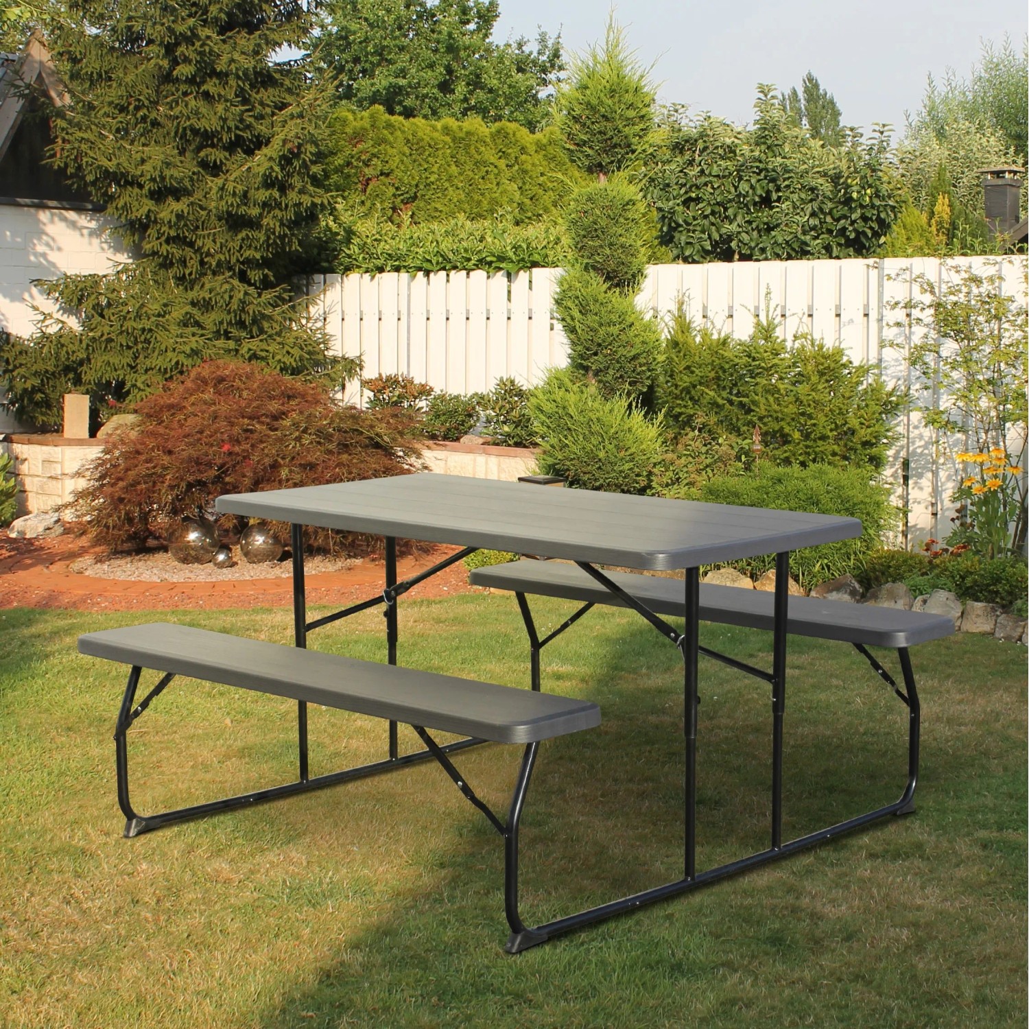 Anthrazitfarbene, klappbare Leco Bierzeltgarnitur Carina im Garten. Tisch und Bänke mit Holzstruktur.