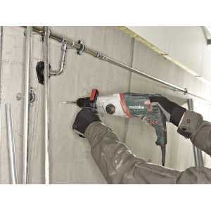 Metabo Bohrhammer UHE 2250 Multi in Nutzung: Handwerker bohrt Loch in Wand.