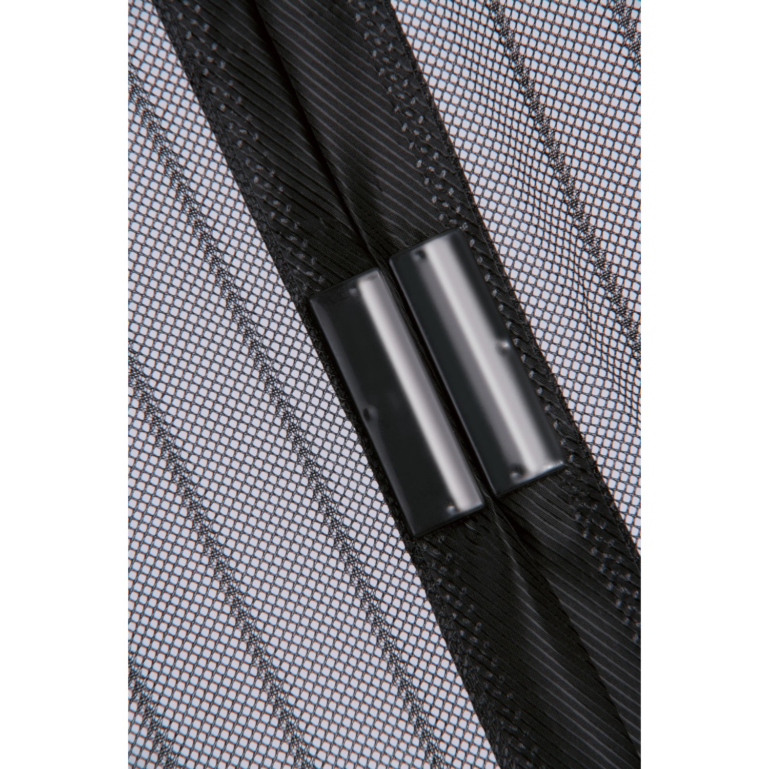 Detailaufnahme: Easymaxx Tür-Moskitonetz Magic Klick, schwarzes Netz mit Magnetverschluss.