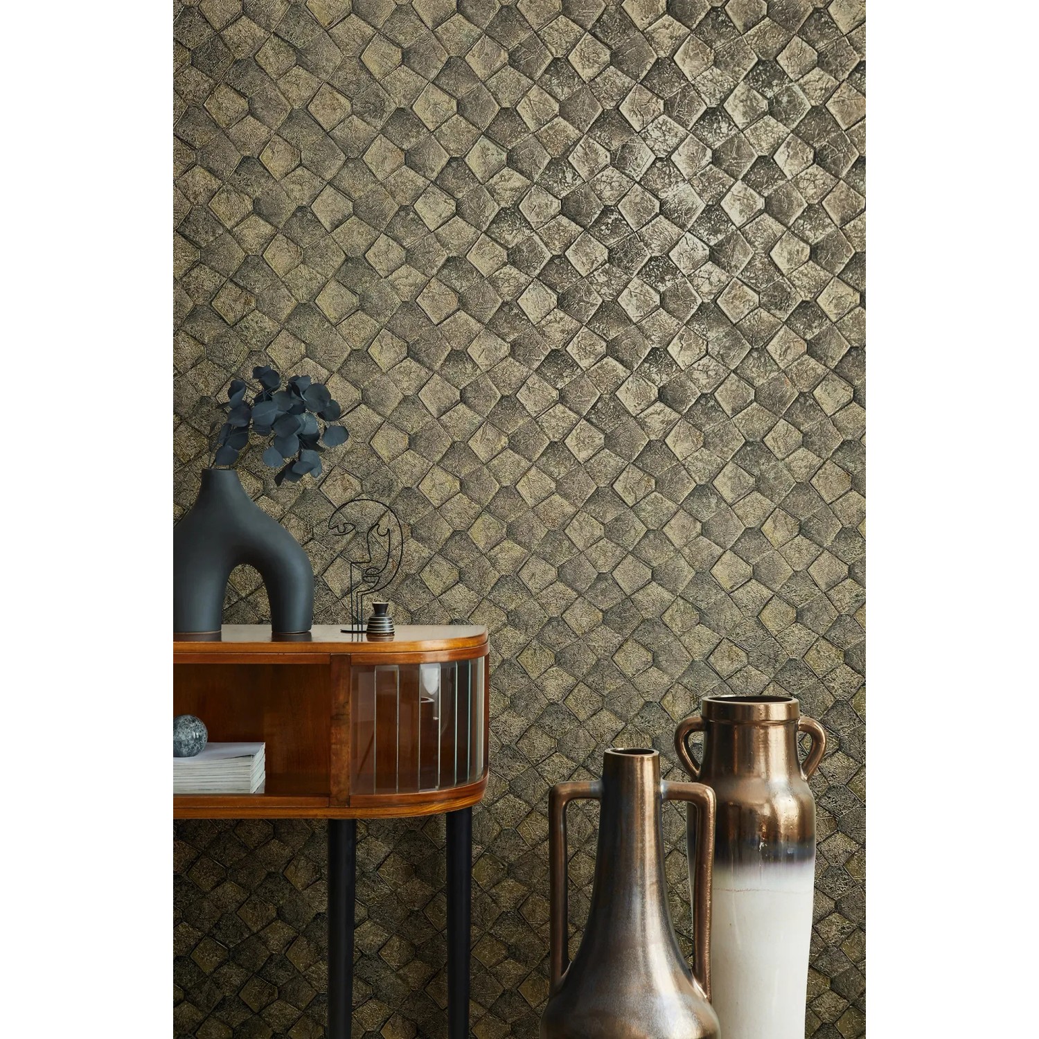 Moderne Vliestapete in Gold mit grafischem Fünfkant-Muster von Marburg.