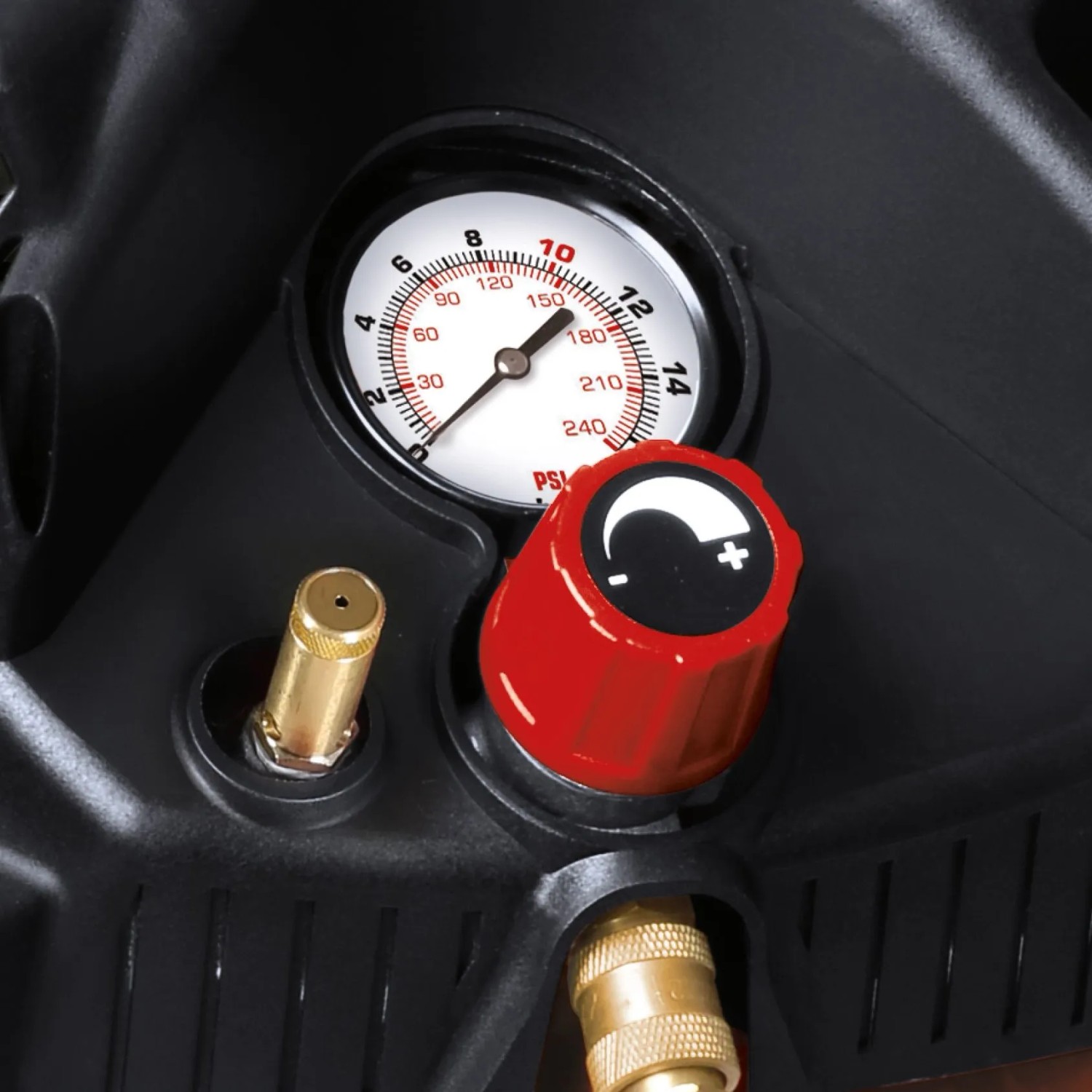 Detailaufnahme: Einhell Kompressor TH-AC 240/50/10 OF mit Manometer und Druckregler.