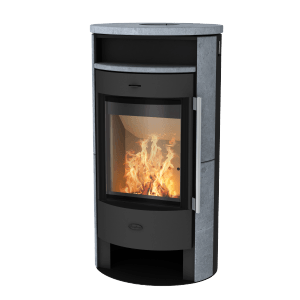 Schwarzer Fireplace Durago Kaminofen mit Specksteinverkleidung und brennendem Feuer.