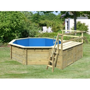 Karibu Holzpool Set mit Sonnenterrasse, Leiter und Filteranlage im Garten.