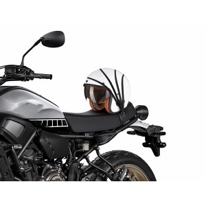 Eufab Gepäckspanner 10 mm x 60 cm mit Helm auf Motorrad befestigt.