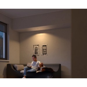 Wohnzimmer mit Philips Hue LED Einbauspot Milliskin, der warmes Licht spendet.