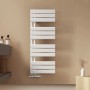 Weißer Emke Badheizkörper, flach, vertikal an beiger Wand. Modernes Design, ideal als Handtuchwärmer im Badezimmer.