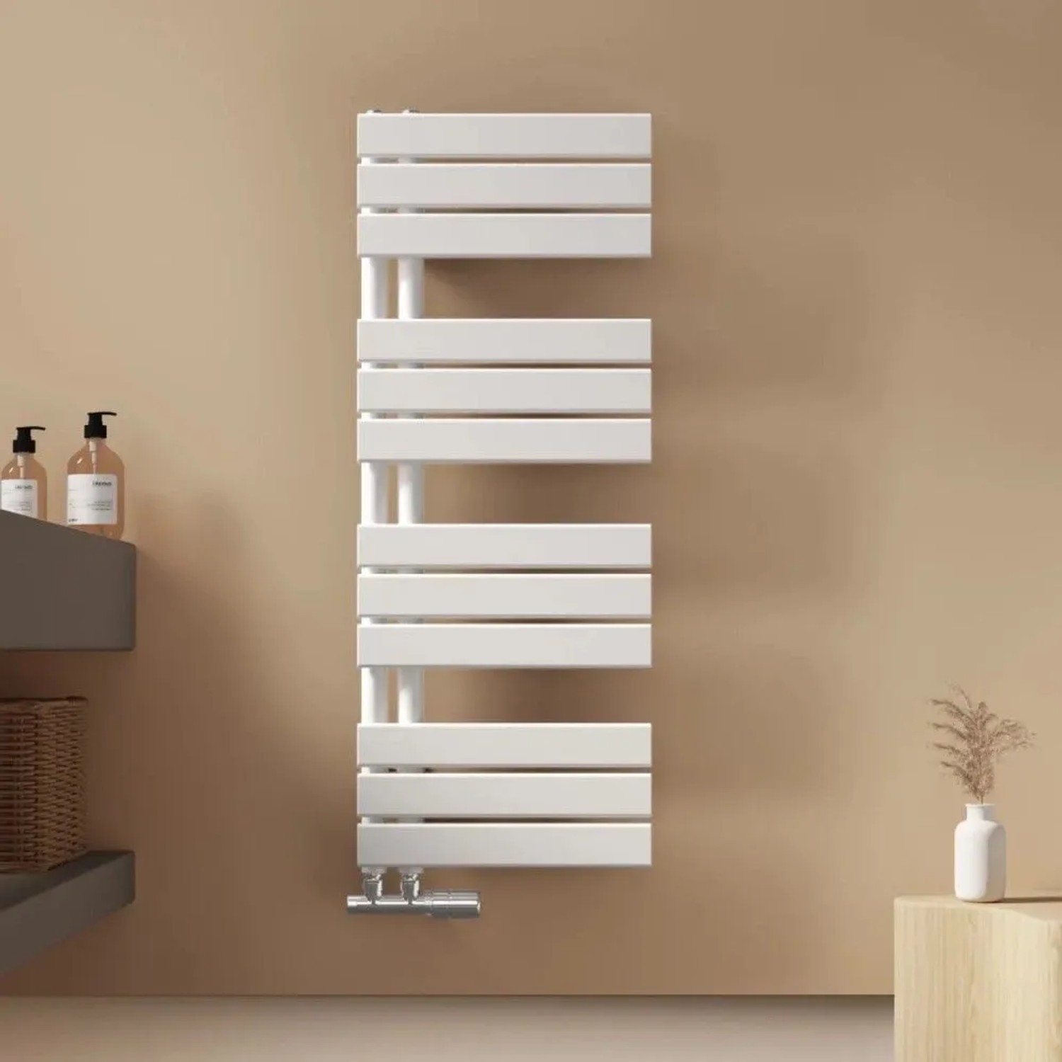 Weißer Emke Badheizkörper, flach, vertikal an beiger Wand. Modernes Design, ideal als Handtuchwärmer im Badezimmer.