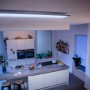 Weißes Philips Hue Aurelle LED-Panel (4,6x120x30 cm) an Küchendecke, Lichtfarbe einstellbar.