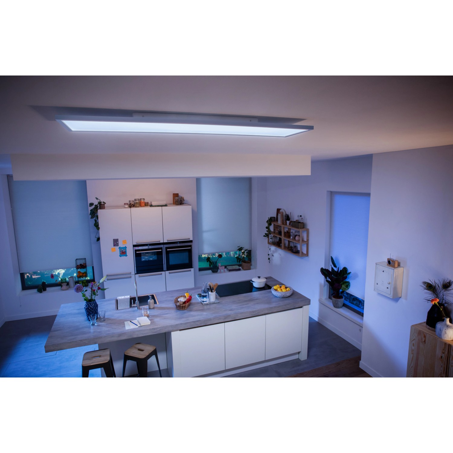 Weißes Philips Hue Aurelle LED-Panel (4,6x120x30 cm) an Küchendecke, Lichtfarbe einstellbar.