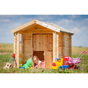 Timbela Kinderspielhaus aus Holz mit Boden, Tür und Fensterläden im Garten mit spielendem Kind.