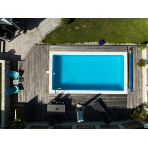 Draufsicht: Rechteckiger Steinbach Styropor Pool mit Holzdeck und blauer Poolabdeckung.
