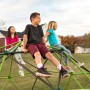 Kinder spielen auf dem Lifetime Klettergerüst Geodome im Garten. Spielanlage für Spaß und Bewegung.