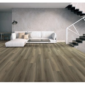 Verlegter Click-Vinylboden Eiche Sofia im Wohnraum mit Sofa und Treppe.