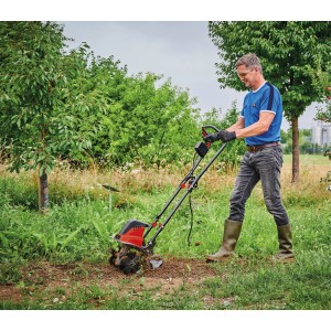 Einhell Elektro-Bodenhacke GC-RT 1545 M im Einsatz zur Bodenbearbeitung im Garten.