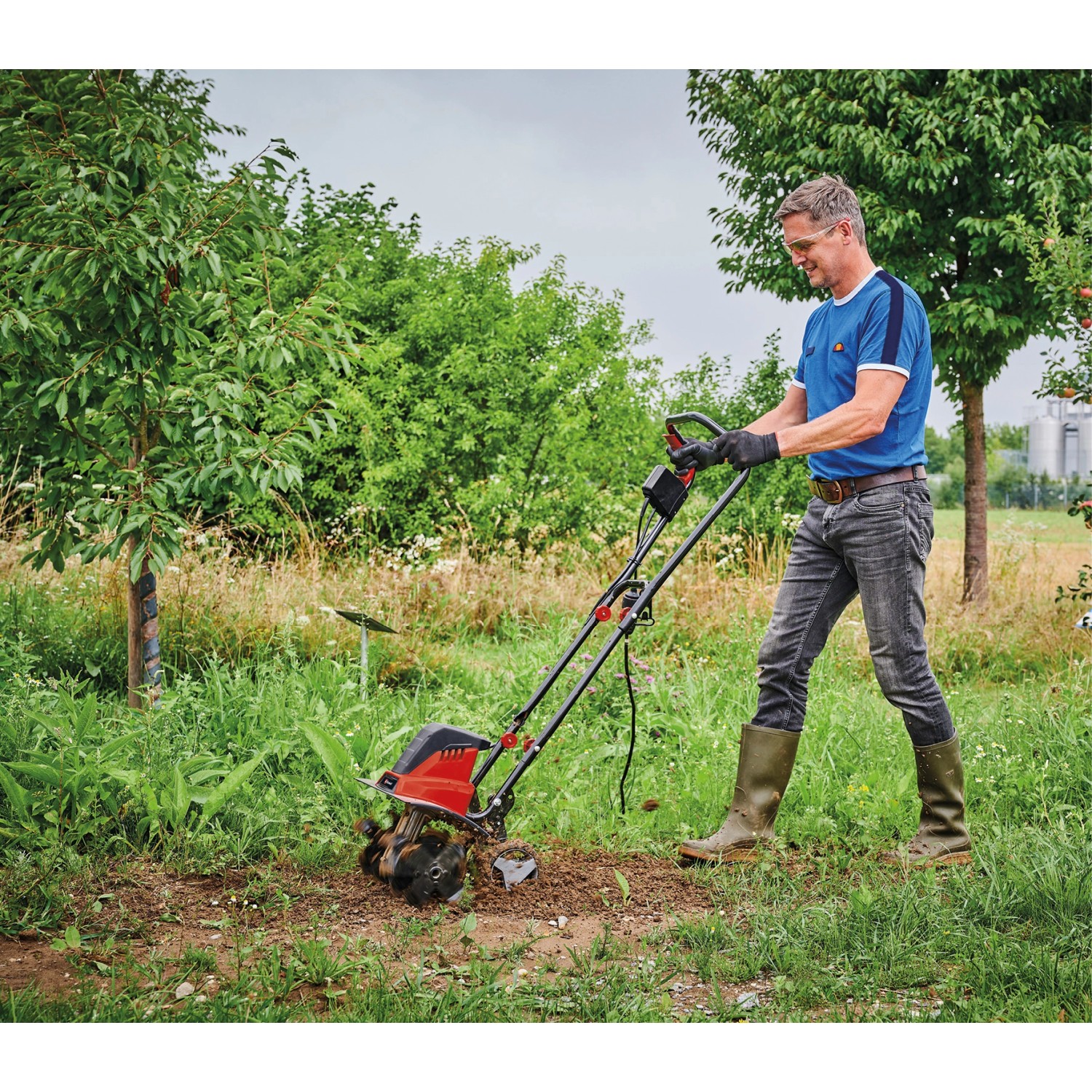 Einhell Elektro-Bodenhacke GC-RT 1545 M im Einsatz zur Bodenbearbeitung im Garten.