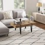 HOMCOM Couchtisch aus Naturholz-MDF mit schwarzen Metallbeinen im Industrie-Design, auf Teppich vor Sofa.