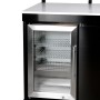 Detailaufnahme: Buschbeck Outdoorküche Bradford mit Kühlschrank und weißer Marmorplatte.