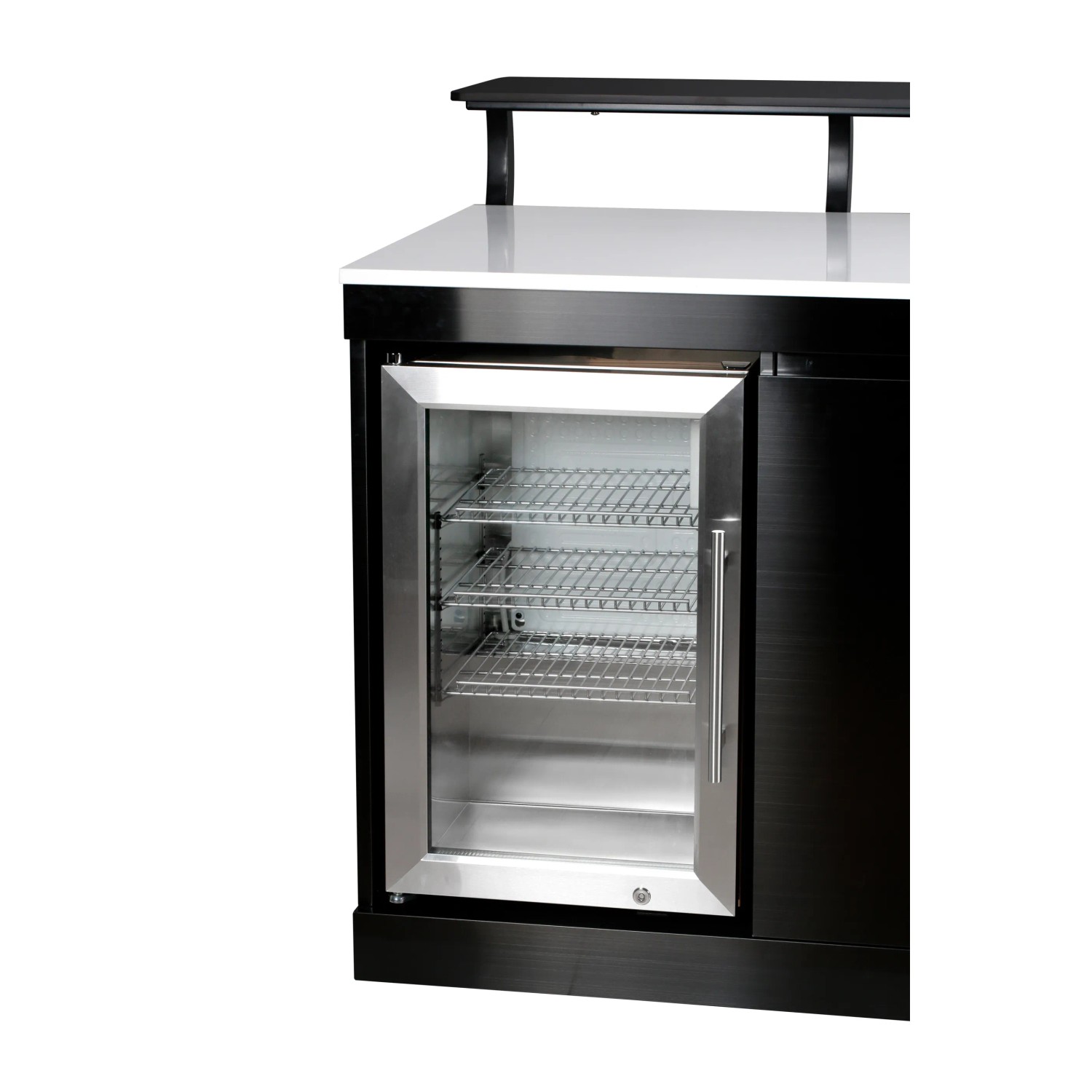 Detailaufnahme: Buschbeck Outdoorküche Bradford mit Kühlschrank und weißer Marmorplatte.