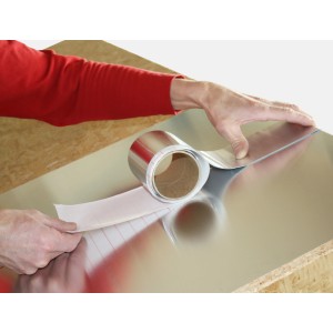 Anwendung von Alu-Fix-Tape Reparaturband auf einer Dachblech Oberfläche.