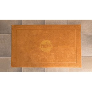 Orangefarbene Badematte mit Weka Logo für die Sauna Kemi.