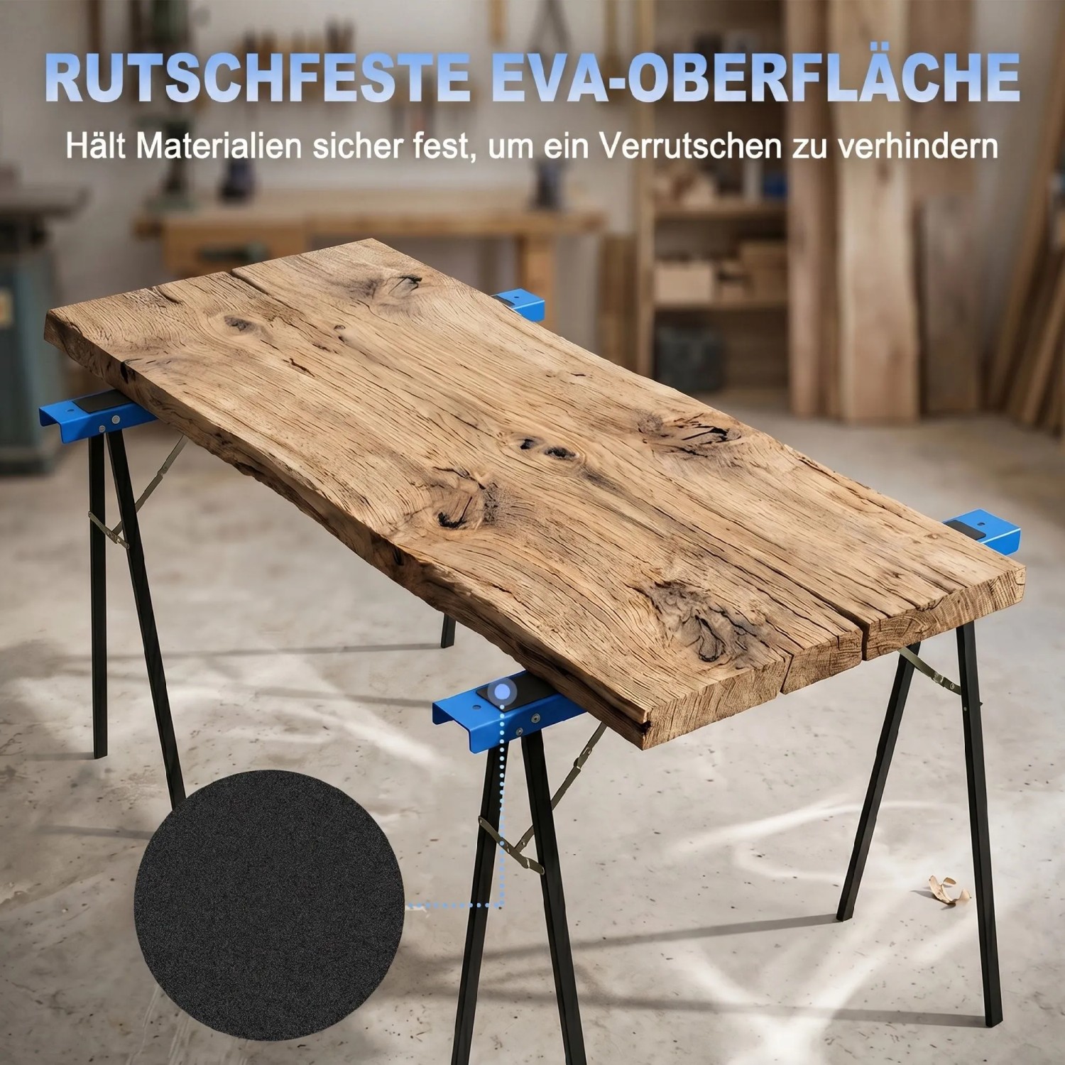 Zwei blaue, schwarze Metall-Arbeitsböcke mit rutschfester EVA-Oberfläche stützen eine Holzplatte in einer Werkstatt.