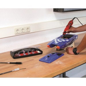 Einhell Multitool TC-MG 135 E beim Bearbeiten eines Modellboots mit Zubehör.