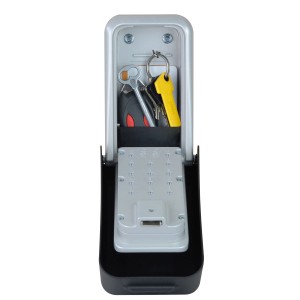 Master Lock Schlüsseltresor 5426EURD für Wandmontage, offen mit Schlüsseln. Tresor in Schwarz-Grau.