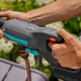 Gardena AquaClean 24/18V Akku-Mitteldruckreiniger in Nutzung, ideal für die Gartenreinigung.