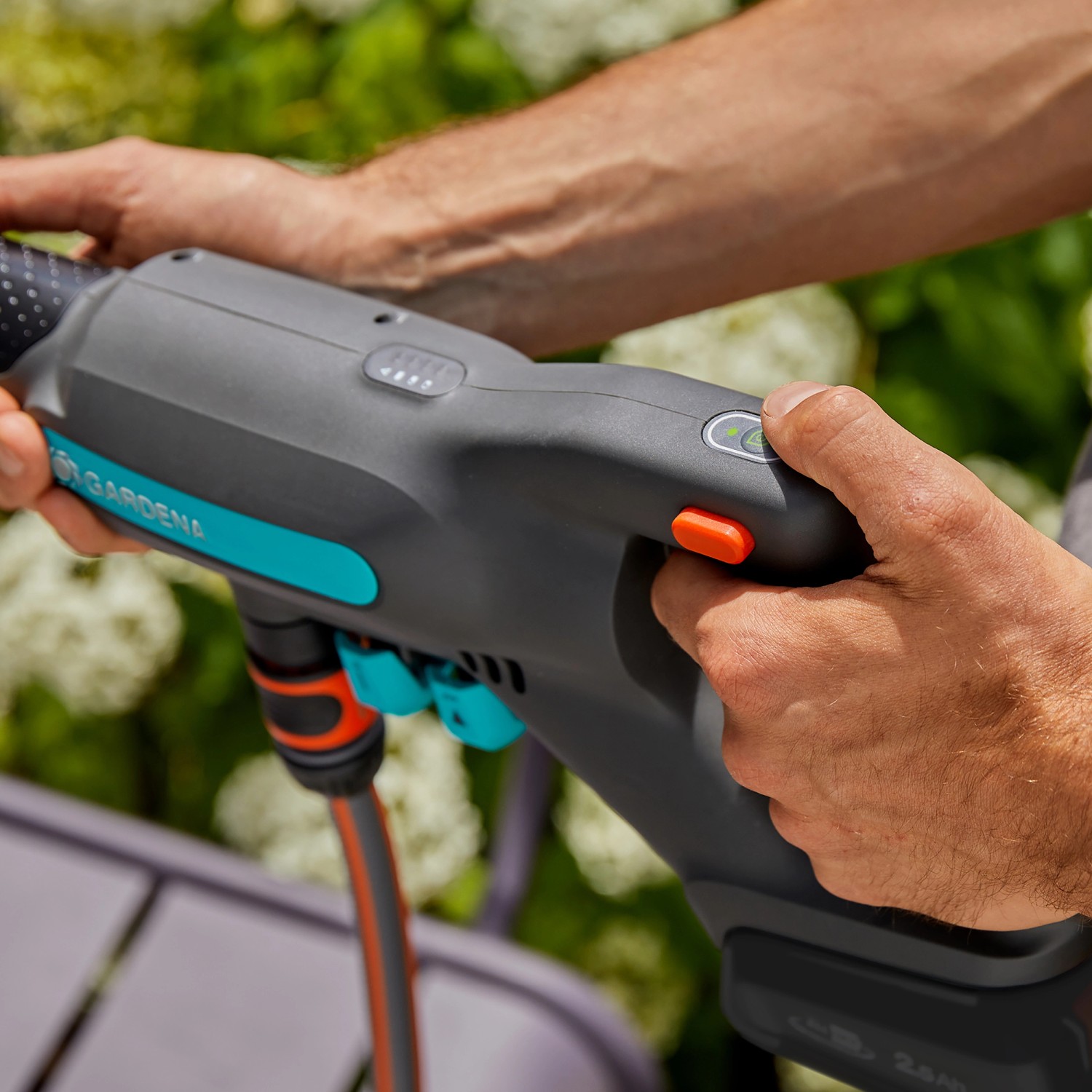 Gardena AquaClean 24/18V Akku-Mitteldruckreiniger in Nutzung, ideal für die Gartenreinigung.