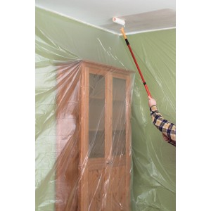 Anwendungsbeispiel: Transparente LUX Abdeckfolie schützt Möbel und Wände beim Malern.