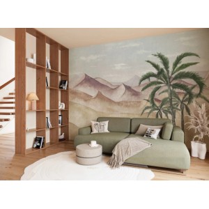 Wohnraum mit Komar Vliestapete Silent Sands (350x250 cm) mit Wüstenmotiv und Palmen hinter grüner Couch.