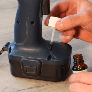 Anwendung von HG Power Glue Primer auf Akkuschrauber. Haftvermittler für schwer zu klebende Materialien.