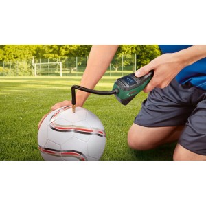 Bosch EasyPump Akku-Druckluftpumpe beim Aufpumpen eines Balls im Freien.